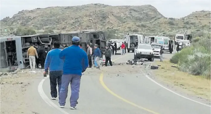  ?? LOS ANDES ?? Así quedó. El micro de turismo perdió el control sobre la ruta 144, a unos 30 km de San Rafael. Volvían de pasar unas horas en la nieve, en el centro de esquí de Las Leñas.