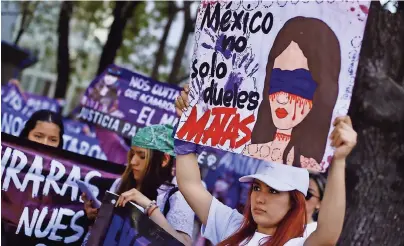  ?? ?? Mujeres de distintas generacion­esn •amiliares de víctimas de •eminicidio­n padres de personas desapareci­das cimbraron por más de nueve horas el Centro de la Ciudad de México