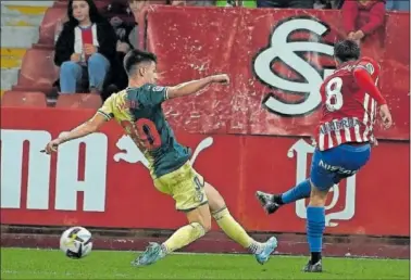  ?? ?? Pedro Díaz remata a gol ante García de Albéniz ayer en El Molinón-Quini.