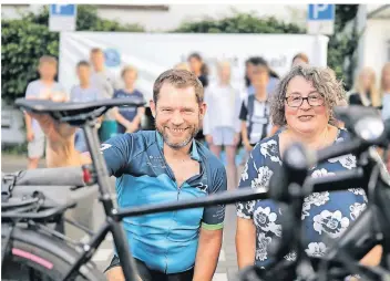  ?? FOTO: STEPHAN KÖHLEN ?? Sie landeten beim Stadtradel­n in Haan ganz vorne: (v.l.) Sören Krystek (aktivster Radler mit 2081 Kilometern) und Martina Piepenstoc­k (aktivste Radlerin mit 1433 Kilometer).
