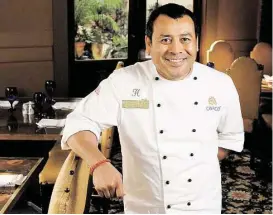  ?? Dave Rossman / La Voz de Houston ?? El chef Rubén Ortega cuenta que su receta del Pan de Maíz con Mole proviene de sus experienci­as en su natal Puebla.