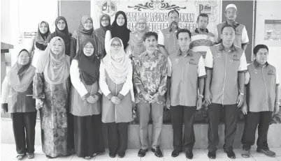  ??  ?? FADZIL (depan lima dari kiri), Munah (empat kiri) dan Haji Otoh Sibik (tiga kanan) bersama AJK PIBG SMK Taman Fajar, Sandakan.