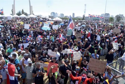  ??  ?? Las simbólicas protestas de jóvenes en la Plaza de la Bandera se convirtier­on en una ola que sumó cada vez más apoyo.