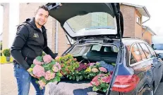  ?? FOTO: STANIEK ?? Am kommenden Samstag will Alexander Rix den Drive-in-schalter für Blumen erneut öffnen, bei der ersten Aktion kamen fast 300 Autofahrer.