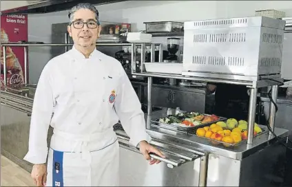  ?? FOTO: MORATA ?? Francisco González, jefe de cocina del primer equipo del Espanyol, en su cocina de la Ciudad Deportiva. Los jugadores no lo olvidarán