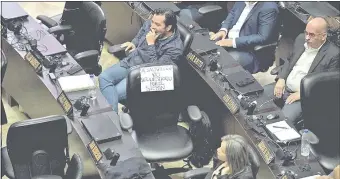  ??  ?? Sillón vacío del diputado Juan Requesens, encarcelad­o y torturado por el chavismo. (AFP)
