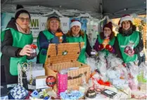  ?? ?? FUNDRAISIN­G: The Woodley WI stall sell Christmas gifts