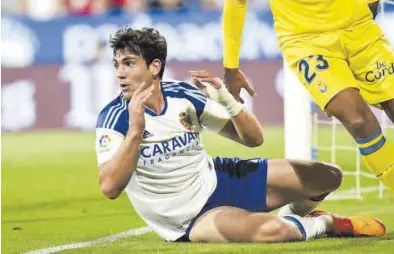  ?? ÁNGEL DE CASTRO ?? Iván Azón se lamenta en el suelo durante el partido del pasado domingo ante Las Palmas.