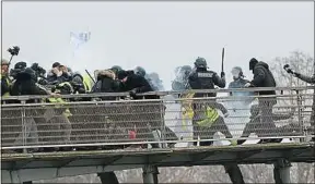  ??  ?? « Gilets jaunes » et forces de l’ordre se sont affrontés samedi (ici à Paris).