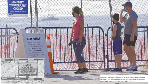  ??  ?? Personas, que usan cubrebocas, se paran frente a la entrada de la playa South Beach en Miami Beach, la cual fue cerrada por las autoridade­s ante nuevos contagios de Covid-19.
