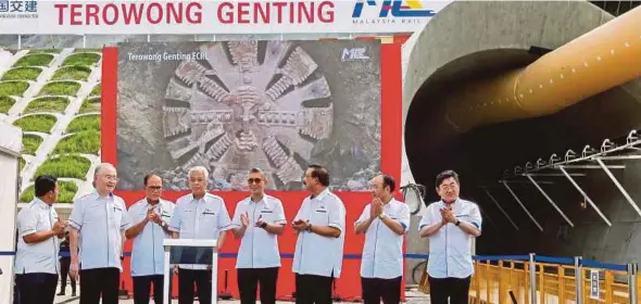  ?? (Foto Fariz Iswadi Ismail/bh) ?? Ismail Sabri merasmikan Permulaan Pengorekan Terowong Genting ECRL Pahang di Bukit Tinggi, Bentong, semalam.