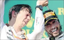  ?? FERENC ISZA / AFP ?? James Vowles celebra el triunfo con Lewis Hamilton en Hungría