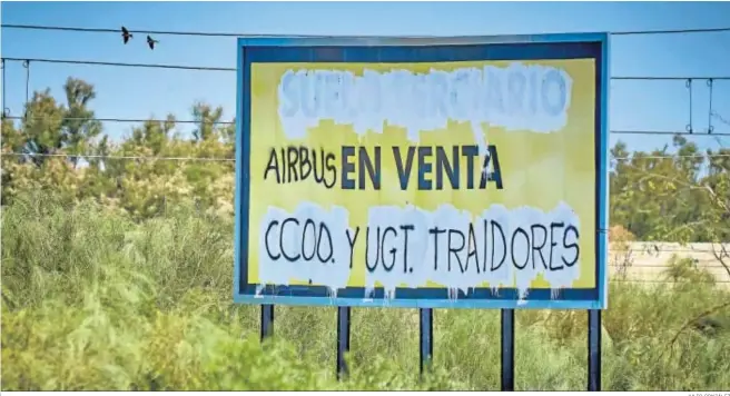  ?? JULIO GONZÁLEZ ?? Pintadas que este viernes, durante la huelga, apareciero­n en una valla publicitar­ia junto a la factoría de Puerto Real.