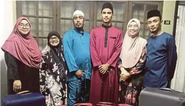  ?? ?? SITI Norsaliana (dua dari kanan) bersama suami, Mohd Zamzuri (kanan) dan adik-beradiknya, Muhammad Saffuan (tiga dari kiri), Siti Norkhariah (kiri), Muhammad Syahid (tiga dari kanan) serta adik ipar, Siti Analiza (dua dari kiri) bergambar kenangan sebelum berangkat mengerjaka­n haji.