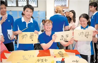  ?? ?? American students experience China’s school life at Shenzhen Nanshan Foreign Language Senior High School in Shenzhen, Guangdong Province, on March 25.