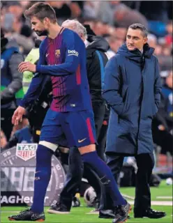  ??  ?? TOCADO. Piqué abandonó lesionado el césped de Mestalla.