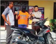  ?? EDI SUDRAJAT/JAWA POS ?? PELANGGARA­N: Polsek Tulangan menemukan pengendara motor yang mengedarka­n obat terlarang saat melintas di Jalan Kepatihan.