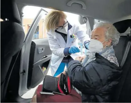  ?? Foto: Javier Bergasa ?? Francisca Úcar, vecina de Iturrama de 96 años, recibe la vacuna de Pfizer en Azpilagaña.