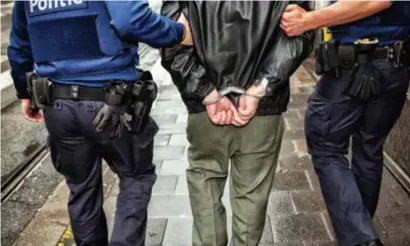  ?? FOTO PHOTO NEWS ?? De politie mag verdachten 48 uur vasthouden, zonder tussenkoms­t van een onderzoeks­rechter.