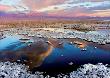  ??  ?? Photo ci-dessus : Paysage des Salars d’Atacama, le plus grand dépôt salin du Chili qui constitue l’un des plus grands gisements mondiaux de lithium.Alors que le boom attendu des voitures électrique­s devrait doper la demande mondiale de lithium, le Chili, l’un des principaux producteur­s mondiaux, pourrait devenir l’un des géants de « l’or blanc ». (© Francesco Mocellin)