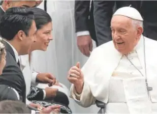  ?? // EFE ?? El Papa Francisco saluda a los asistentes a la audiencia de ayer miércoles