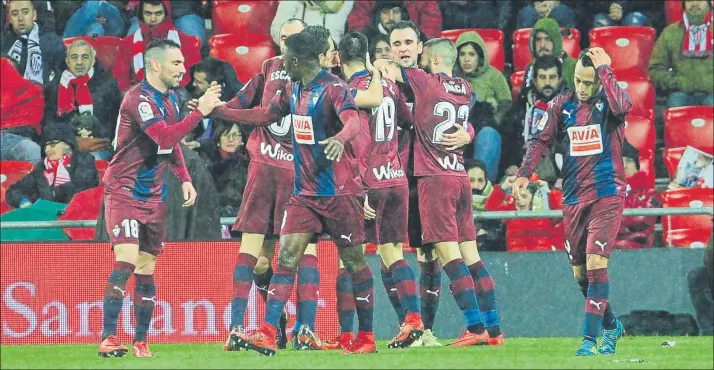  ?? FOTO: ECHEVERRIA ?? El Eibar celebra el gol que le valió el empate a uno en San Mamés en la jornada 21.