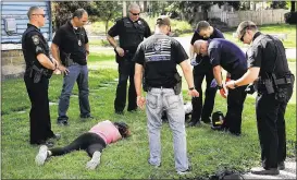  ?? IMAGES SPENCER PLATT / GETTY ?? Medical workers and police treat a woman who has overdosed on heroin, the second case in a matter of minutes on this July day in Warren, Ohio. Figures released Thursday show there were more than 63,000 drug deaths in the U.S. last year.