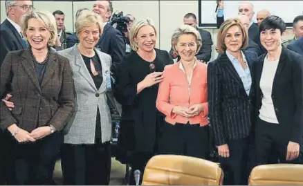  ?? FRANCOIS LENOIR / REUTERS ?? Las ministras de Defensa de Albania, Italia, Holanda, Alemania, España y Noruega ayer en Bruselas