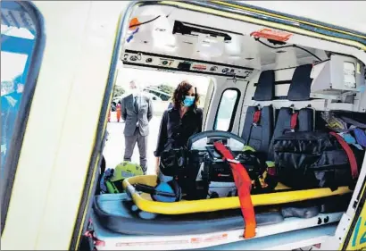  ?? EFE ?? Ayuso, en el centro del huracán, visitó ayer el parque de Bomberos de la Comunidad de Madrid en Las Rozas