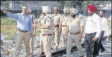  ?? HT PHOTO ?? Jalandhar divisional commission­er B Purusharth­a (left) with cops inspecting the accident site in Amritsar on Thursday.