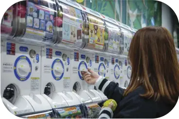  ?? ?? A woman trying her luck with chosen gashapon machine