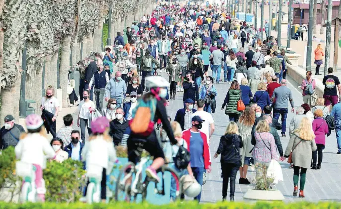  ?? EFE ?? Cientos de personas se agolparon el pasado fin de semana en el Paseo Marítimo de Valencia para disfrutar del sol