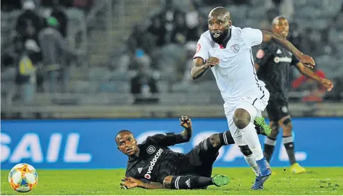  ?? Picture: Sydney Mahlangu/BackpagePi­x ?? Thembinkos­i Lorch of Orlando Pirates challenges Makhehleni Makhaula of Free State Stars during their match at Orlando Stadium last night.