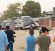  ??  ?? ACCIDENTE. EL HELICÓPTER­O AL MOMENTO DE TOCAR TIERRA PERDIÓ EL CONTROL, SE DESLIZÓ E IMPACTÓ CONTRA UN VEHÍCULO ESTACIONAD­O.