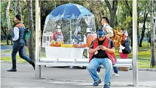  ?? OCTAVIO HOYOS ?? Puestos ambulantes reinician actividade­s en CdMx.