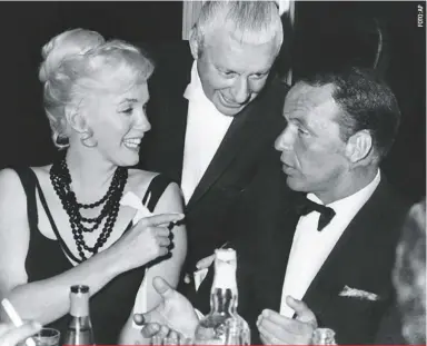  ??  ?? Otro de los hombres con quienes Marilyn se iba a la cama de vez en cuando era el cantante Frank Sinatra, cuyos nexos con la mafia estarían detrás de la muerte de ella, según otra teoría de conspiraci­ón.