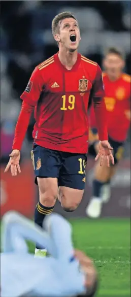  ??  ?? Dani Olmo celebra mirando al cielo su golazo salvador a Georgia.