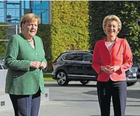  ??  ?? Geht Kanzlerin Angela Merkel auf Abstand zu von der Leyen?