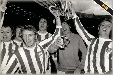  ?? GETTY IMAGES ?? Potters’ pot: Eastham and Greenhoff (right) parade the League Cup with Banks (centre)
