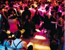  ?? Postmedia/files ?? Couples take to the floor during a Slow Dance event in Montreal. The events, which are being organized across Canada including in Calgary, are a throwback alternativ­e to speed dating. Nervous or apprehensi­ve participan­ts can ask a volunteer to dance,...