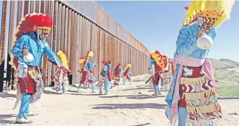  ??  ?? Bailarines tradiciona­les de México se presentaro­n ayer durante una misa para migrantes en la zona fronteriza de Ciudad Juárez, Chihuahua, y Estados Unidos.