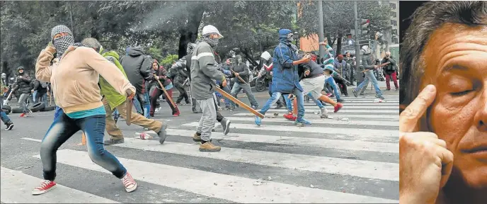  ??  ?? PROTESTAS. El miércoles, en un cambio de paradigma, el Gobierno mandó a la policía a reprimir a piqueteros que quemaron llantas y tiraron piedras en la 9 de Julio. El balance oficial del operativo fue positivo. Pero el riesgo que ven es que ese método de protesta sea replicado por los grupos kirchneris­tas y así se desnatural­ice la campaña electoral.