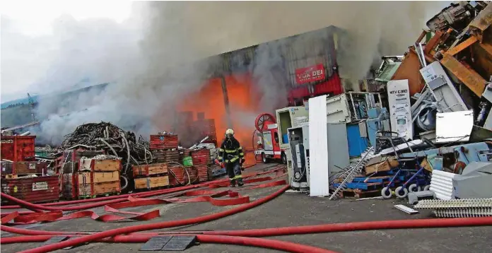  ?? (ARTHUR SIEBER/NEWSPICTUR­ES.CH) ?? 27 janvier 2013: à Reconvilie­r, dans le Jura bernois, un bâtiment de l’entreprise de recyclage Vox Dei est détruit par les flammes. La présence de titane exige une extinction avec du sable et non de l’eau.