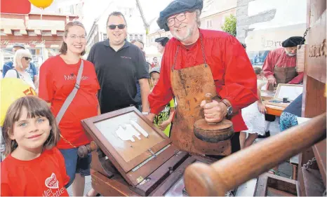  ?? FOTOS (5): THOMAS WARNACK ?? Viele alte Handwerke gibt es zu bestaunen. Der Buchdruck nach alter Art zieht viele interessie­rte Besucher an.