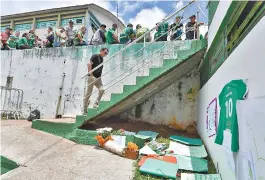  ??  ?? Centro de treinament­o da Chapecoens­e recebe homenagens da torcida