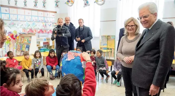  ??  ?? Tra gli alunni
Il presidente Mattarella con la figlia Laura in visita alla scuola «Daniele Manin», nel quartiere Esquilino, definito la «Chinatown romana» (Ipp)