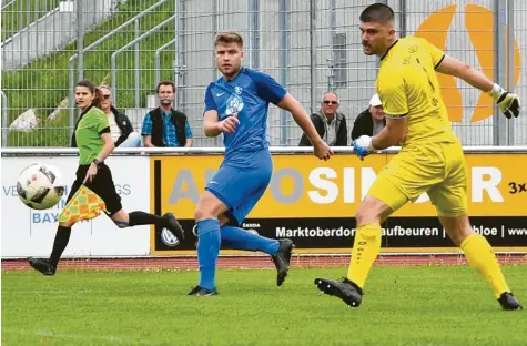  ?? Foto: Harald Langer ?? Kaufbeuren­s Simon Ried (blaues Trikot) scheiterte in dieser Situation zwar noch knapp, später gelang ihm gegen Landsberg aber ein Traumtor. TSV-Keeper Leon Veliu war da chancenlos.