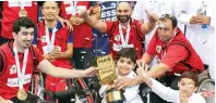  ?? Supplied photo ?? The Dubai Municipali­ty team celebrate with the trophy after defeating Dubai Public Prosecutio­n in the final. —