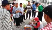  ??  ?? FIRMA ZUHDI/JAWA POS LANGSUNG PRAKTIK: Warga Desa Kramatjegu, Taman, belajar memilah sampah rumah tangga saat pelatihan kemarin.