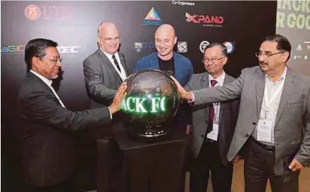  ?? PIC BY NIK HARIFF HASSAN ?? MCMC communicat­ions and digital ecosystem sector chief officer Datuk Mohd Ali Hanafiah Mohd Yunus (left) at the launch of the Narrow Band Internet of Things Hackathon at Universiti Teknologi Malaysia in Kuala Lumpur yesterday.